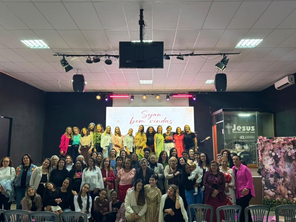 Encontro de mulheres com Sheylla Rodrigues, diante do painel Sejam bem-vindas